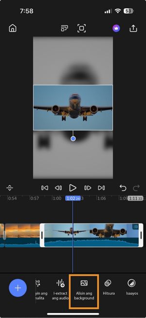 Timeline na may napiling clip at naka-highlight ang opsyon na Remove background sa ibabang toolbar.