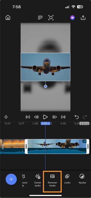 Linha do tempo com um clipe selecionado e a opção “Remover fundo” realçada na barra de ferramentas inferior.