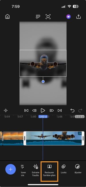 Fenêtre de montage avec un clip sélectionné et l’option Restaurer l’arrière-plan mise en évidence dans la barre d’outils inférieure.