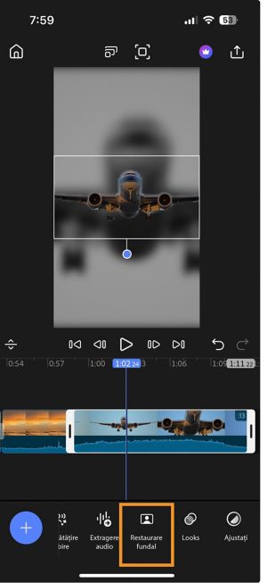 Cronologie cu un clip selectat și opțiunea „Restaurare fundal” evidențiată în bara de instrumente de jos.