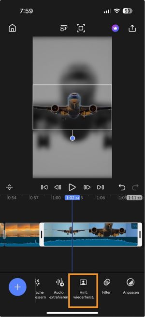 Timeline mit einem ausgewählten Clip und der in der unteren Symbolleiste hervorgehobenen Option Hintergrund wiederherstellen.
