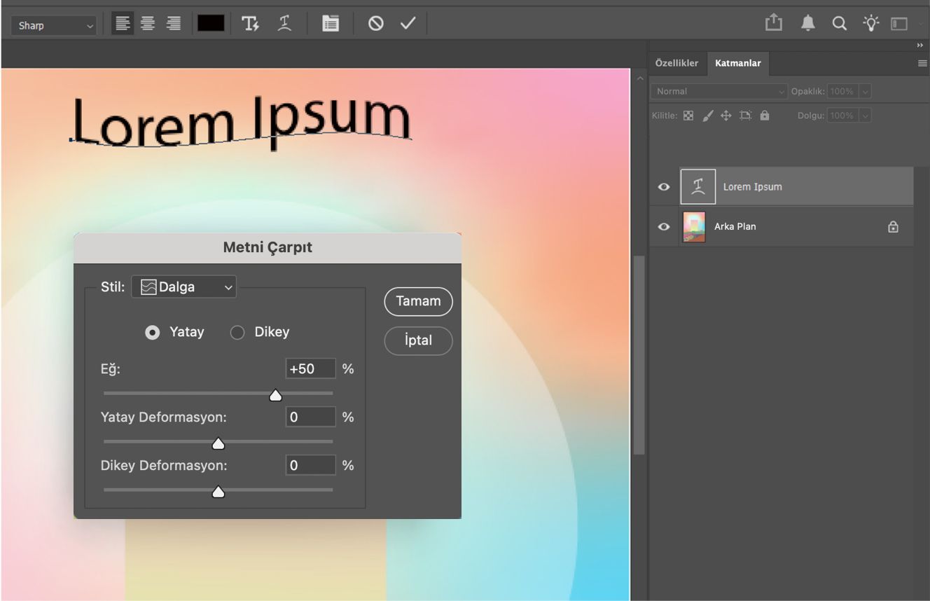 Metni Çarpıt iletişim kutusunda metne uygulanan Dalga stili gösteriliyor ve Katmanlar panelinde Bük ve Deformasyon sürgüleri ile yazım katmanı seçili.