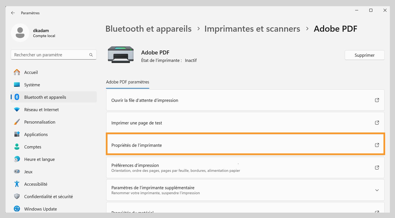 La fenêtre Paramètres de Windows 11 affiche les paramètres de l'imprimante Adobe PDF tels que Ouvrir la file d'attente d'impression, Propriétés de l'imprimante, Préférences d'impression, et plus encore.