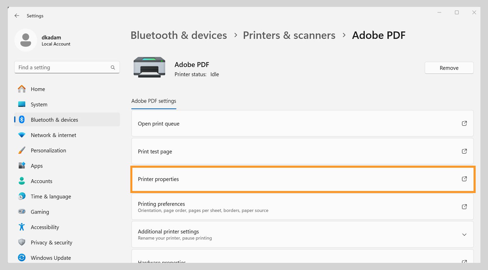 Okno Nastavenia systému Windows 11 zobrazuje nastavenia tlačiarne Adobe PDF, ako napríklad Otvoriť tlačový front, Vlastnosti tlačiarne, Predvoľby tlače a ďalšie.
