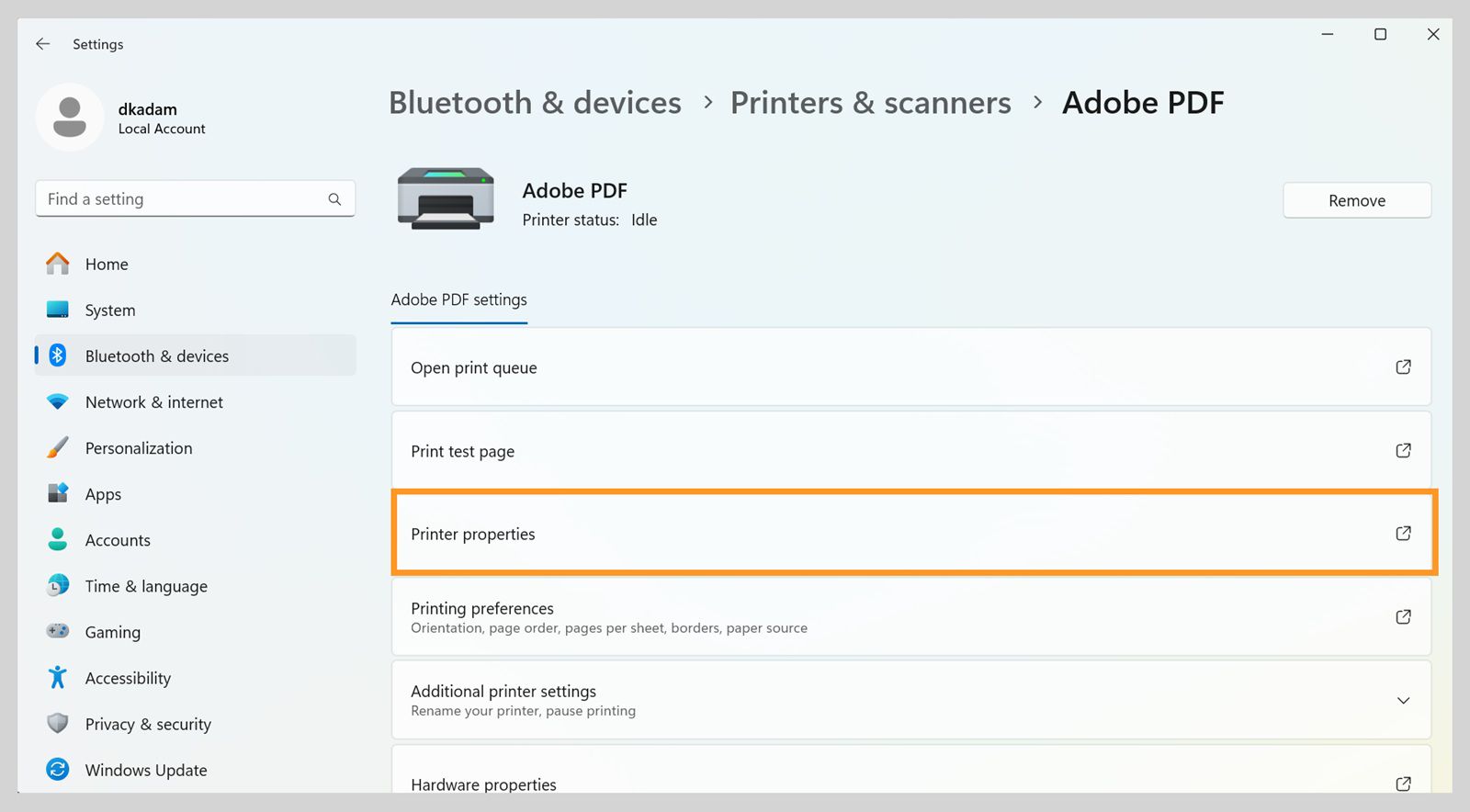 Okno z nastavitvami sistema Windows 11 prikazuje nastavitve tiskalnika Adobe PDF, kot so Odpri čakalno vrsto za tiskanje, Lastnosti tiskalnika, Nastavitve tiskanja in več. 