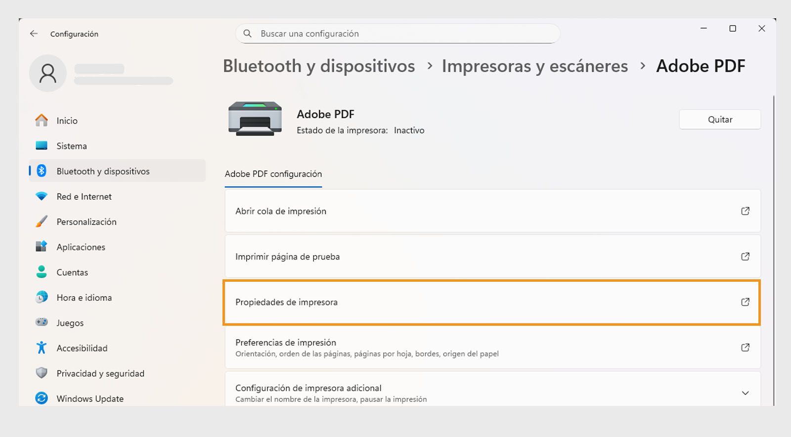 La ventana de Configuración de Windows 11 muestra los ajustes de la impresora Adobe PDF, como Abrir cola de impresión, Propiedades de la impresora, Preferencias de impresión, etc. 