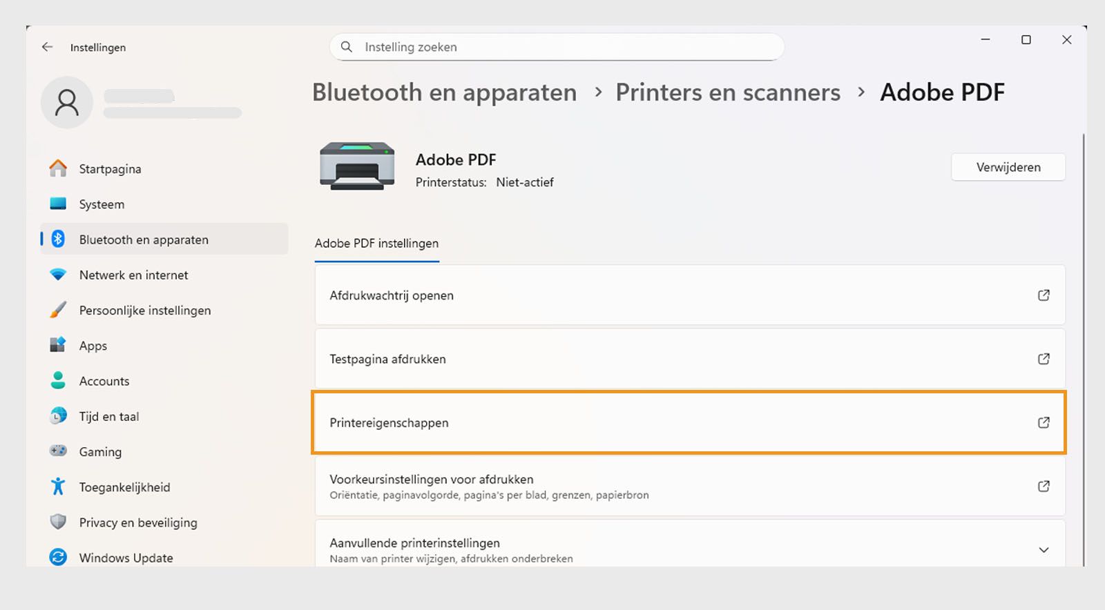 In het venster Instellingen van Windows 11 worden de Adobe PDF-printerinstellingen weergegeven, zoals Afdrukwachtrij openen, Printereigenschappen, Afdrukvoorkeuren en meer. 