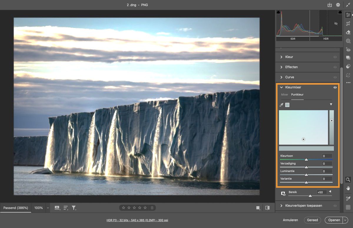 weerspiegelingen in het raam met meerdere kleuren, het bewerkingsmenu met opties voor Kleurmixer wordt geopend in Adobe Camera Raw