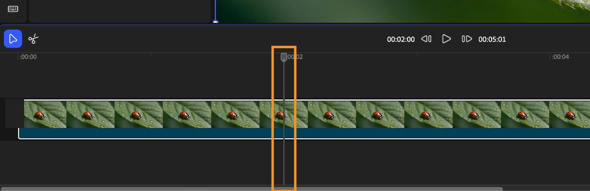 In der Timeline wurde ein Video hinzugefügt und der Abspielkopf befindet sich an der Stelle, an der ein leerer Clip eingefügt werden soll.