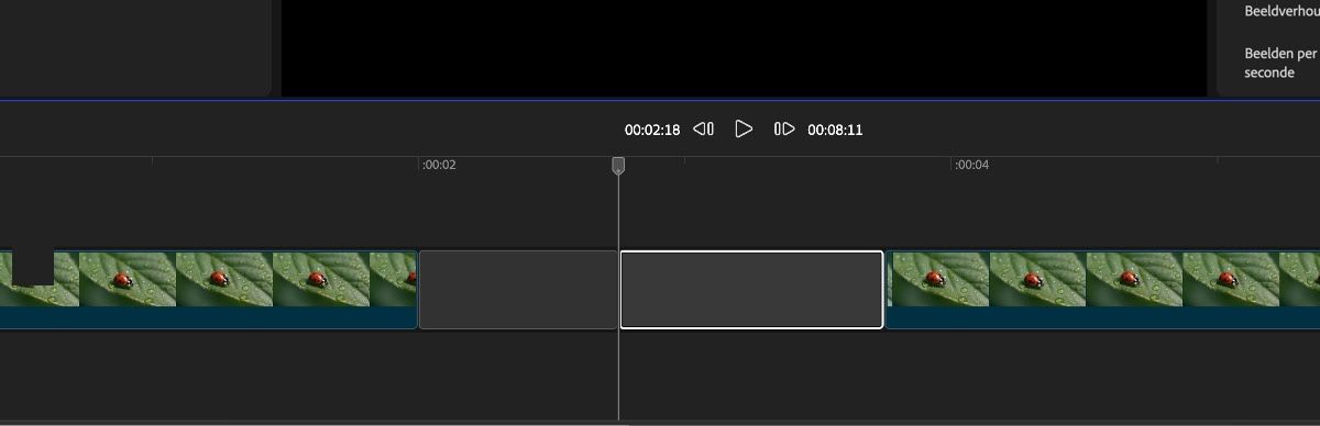 In de tijdlijn is het lege fragment toegevoegd en staat er een tekstlaag overheen. Het is bijgesneden om er twee verschillende fragmenten van te maken.
