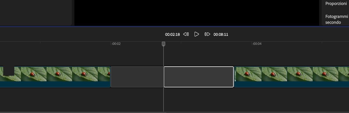 Nella timeline è stata aggiunta la clip vuota e c'è un livello di testo sopra di essa.È stata tagliata per creare due clip diverse.