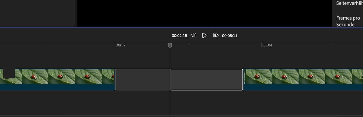 Der Timeline wurde der leere Clip hinzugefügt, darüber befindet sich eine Textebene.Er wurde zugeschnitten, um zwei verschiedene Clips daraus zu machen.