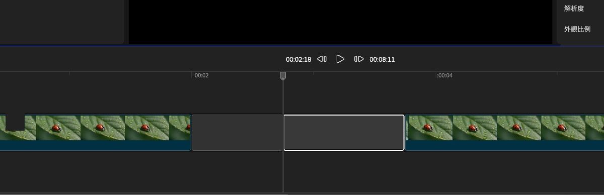 在時間軸中已新增空白片段，且其上方有文字圖層。它已被修剪成兩個不同的片段。