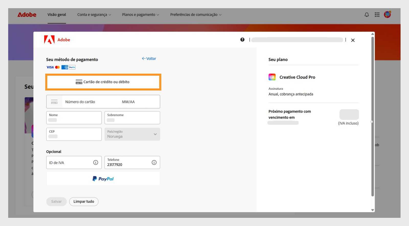 A janela Seu método de pagamento mostra os métodos de pagamento disponíveis. Ao selecionar um método de pagamento, são exibidos campos para inserir os detalhes do pagamento. 