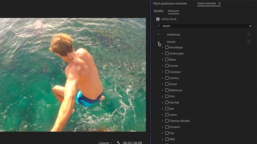 Dans le panneau Audio essentiel, le mot « beach » est saisi dans le champ de recherche et le pointeur survole le filtre Genres. À gauche, le moniteur du programme affiche l’image d’un homme en train de sauter dans l’eau.