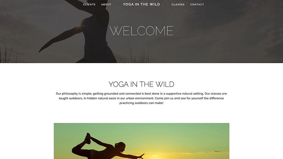 ヨガをしている女性のビデオクリップが、ループするマーキーとしてYoga in the Wildのwebサイトの上部に追加されている