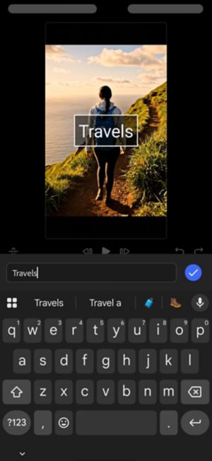 文本输入字段已打开键盘，正在编辑屏幕上的文本，使其显示为“Travels”。