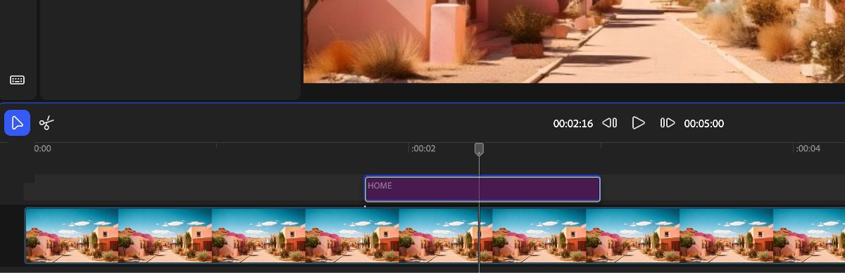 Tidslinjen har både et videolag og et tekstlag. Tekstlaget er valgt, og udvid-værktøjet er valgt.