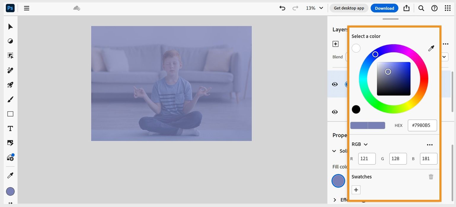 Ekran początkowy programu Photoshop w Internecie z warstwą wypełnienia kolorem kryjącym dodaną nad obrazem. Kursor wskazuje próbnik kolorów na potrzeby konfigurowania koloru warstwy kryjącej.