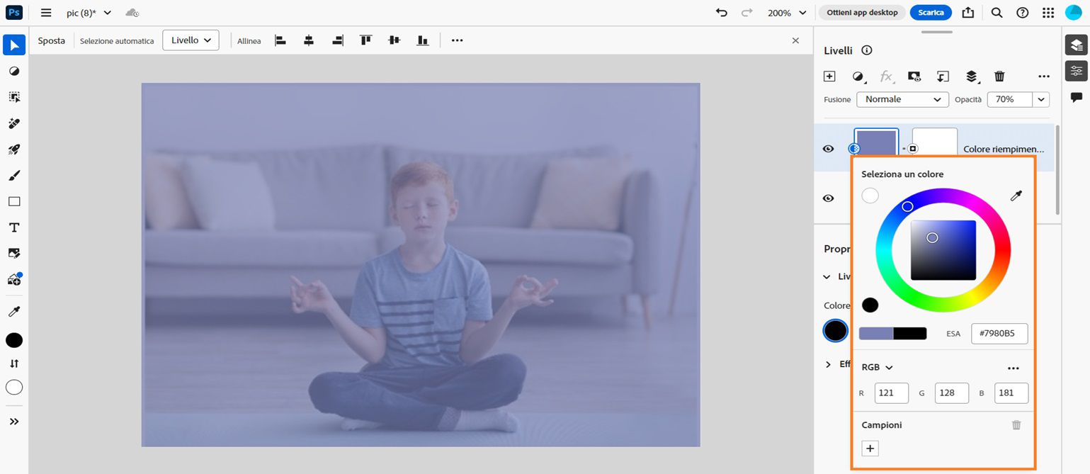 La schermata iniziale di Photoshop con un livello di riempimento a colori unici aggiunto su un'immagine viene visualizzata sullo schermo. Il cursore si trova nel selettore colore per impostare il colore del livello di riempimento.