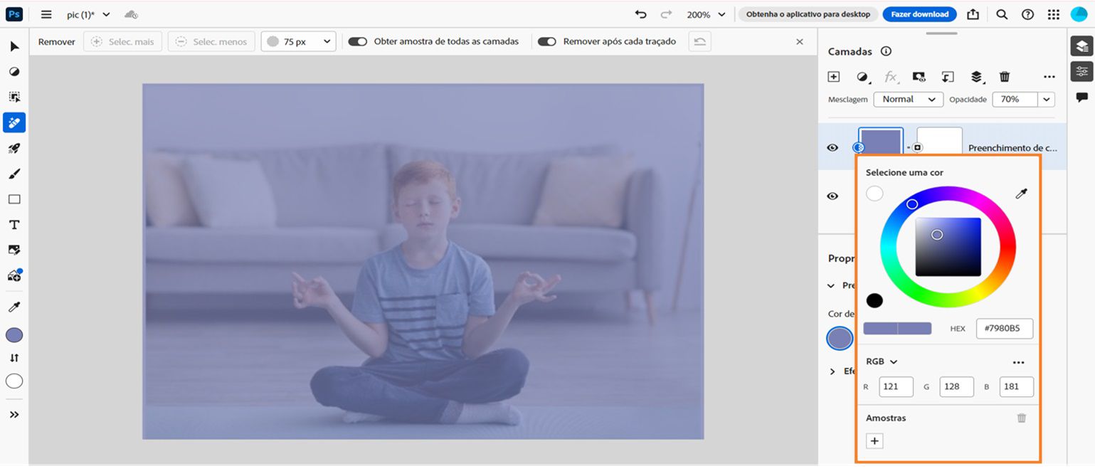 A tela inicial do Photoshop na Web com uma camada de preenchimento de cor sólida adicionada sobre uma imagem é exibida na tela. O cursor está posicionado no Seletor de cores para configurar a cor da camada de preenchimento.