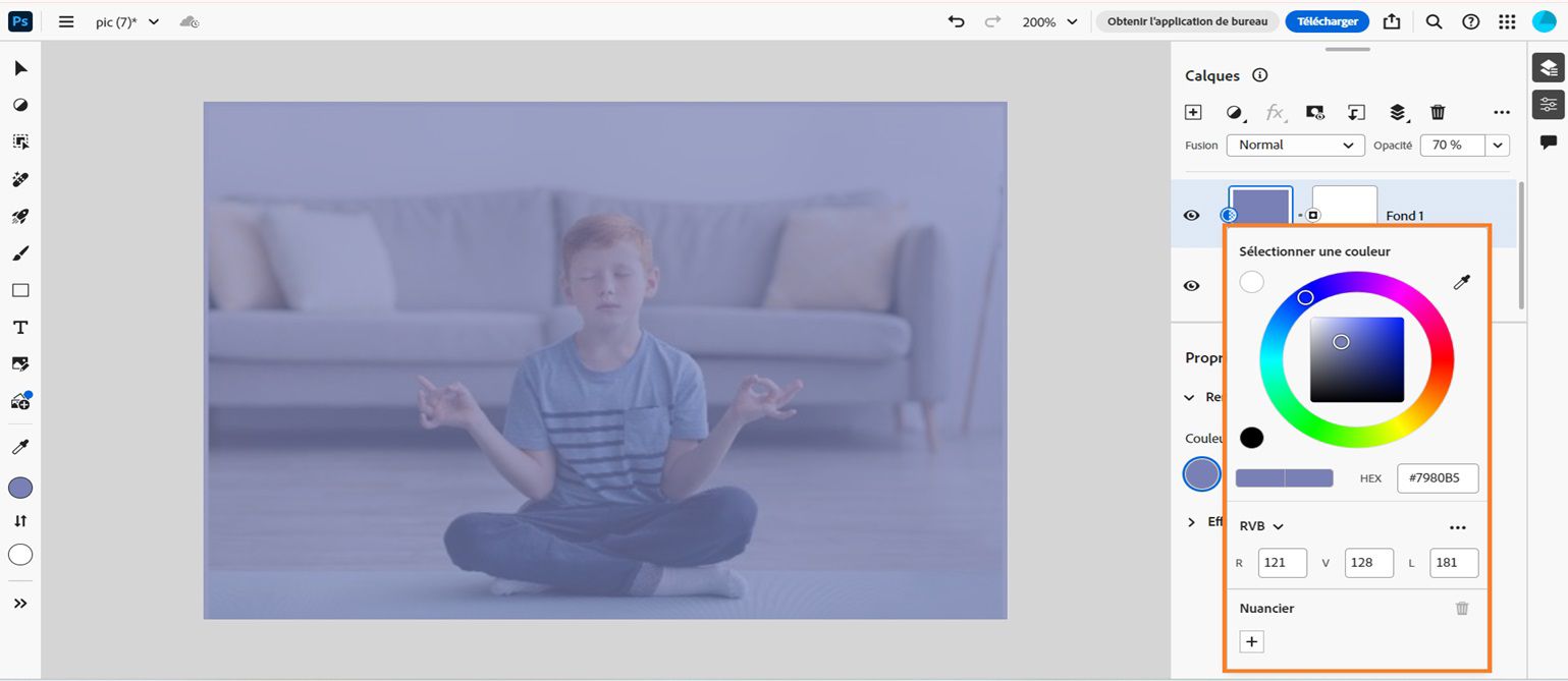 L’écran d’accueil de Photoshop avec un calque de remplissage de couleur unie ajouté sur une image s’affiche sur l’écran. Le curseur se trouve dans le Sélecteur de couleurs pour définir la couleur du calque de remplissage.
