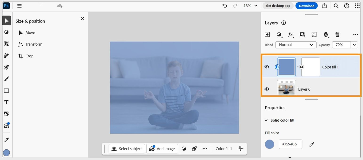 Отображается главный экран веб-приложения Photoshop с добавленным на изображение слоем-заливкой «Чистый цвет». Открыта панель «Слои», при этом курсор наведен на слой изображения, чтобы переместить его в нужное положение. 