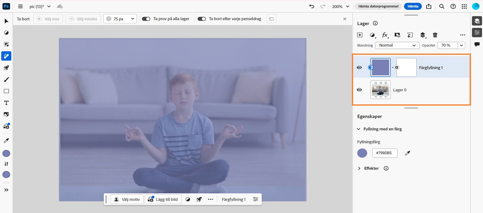 Startskärmen för Photoshop på webben visas med ett enfärgat fyllningslager som lagts till i en bild. Panelen Lager är öppen och markören placerad på bildlagret för att flytta det efter behov. 