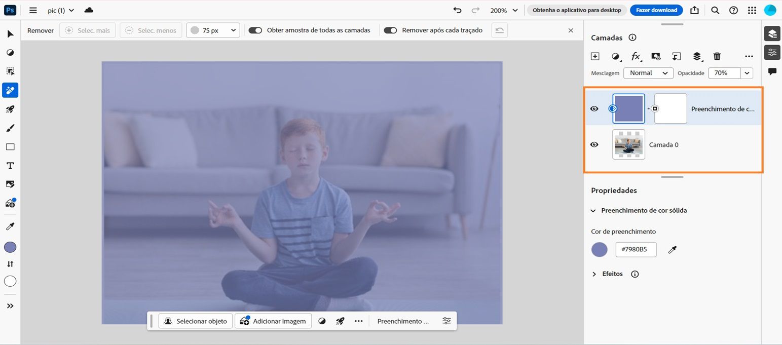 A tela inicial do Photoshop na Web é exibida com uma camada de preenchimento de cor sólida adicionada a uma imagem. O painel Camadas está aberto e o cursor está posicionado na camada Imagem para reposicioná-la de acordo com a necessidade. 