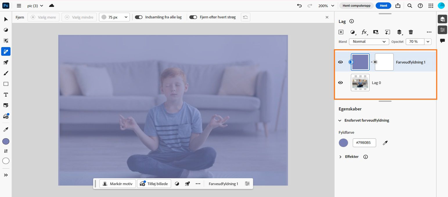 Startskærmen i Photoshop på internettet vises med et ensfarvet farveudfyldningslag føjet til et billede. Panelet Lag åbnes, og markøren placeres på billedlaget, så det kan flyttes efter behov. 