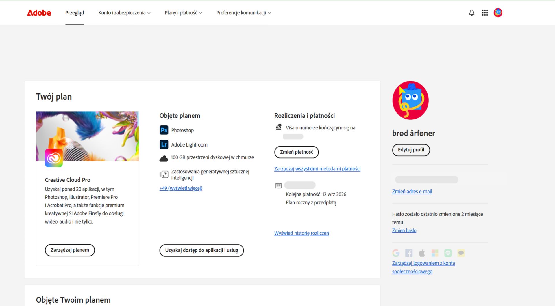 Na stronie przeglądu konta Adobe jest wyświetlony plan z opcjami umożliwiającymi zarządzanie planem, dostęp do aplikacji i usług, edycję rozliczeń i płatności, wyświetlanie historii rozliczeń, edycję profilu i inne czynności.  