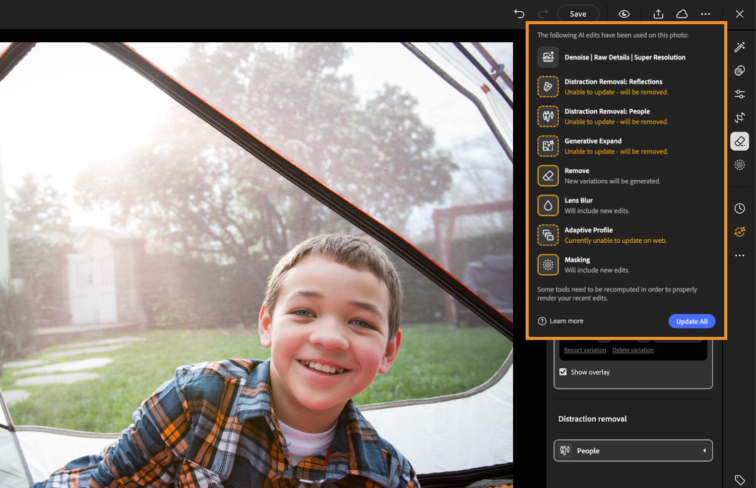 Una foto de un niño en la vista de lupa con ediciones de IA. Las ediciones de IA compatibles que requieren actualizaciones se marcan con un resaltado amarillo continuo, mientras que las ediciones de IA no compatibles se marcan con un resaltado amarillo con puntos.