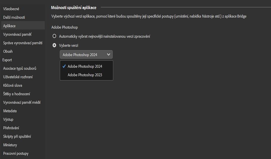 Na obrazovce se zobrazí dialogové okno Předvolby aplikací aplikace Adobe Bridge. Uživatel si nyní z možností spuštění aplikace může vybrat požadovanou verzi aplikace Photoshop pro pracovní postupy nabídky Umístit a Nástroje.