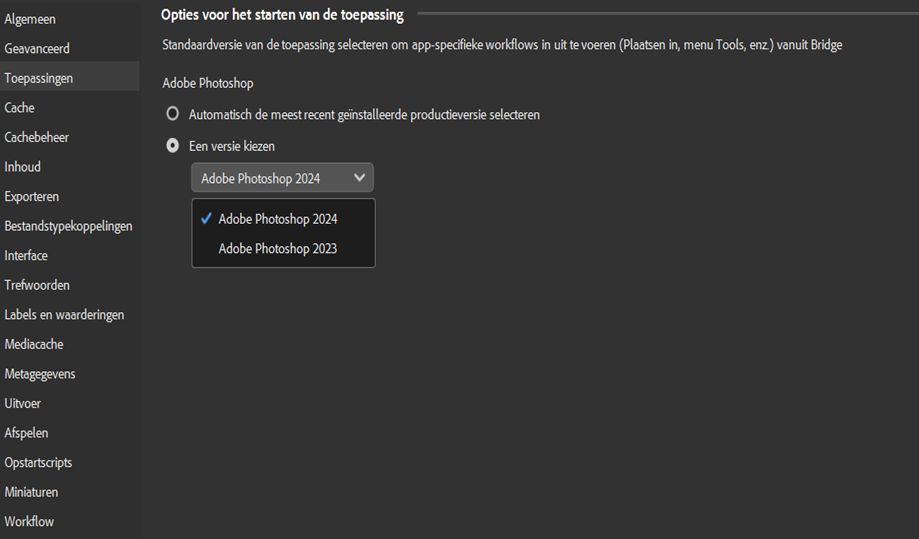 Het dialoogvenster voorkeuren voor Toepassing van Adobe Bridge is geopend op het scherm. De gebruiker kan nu in de opties voor het starten van toepassingen de gewenste Photoshop-versie selecteren voor workflows in de menu's Plaatsen en Tools.