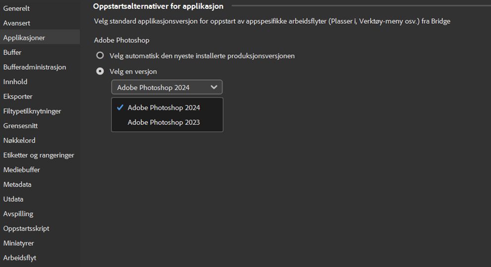 Dialogboksen for Programmer-innstillinger i Adobe Bridge er åpen på skjermen. Brukeren kan nå velge ønsket Photoshop-versjon for arbeidsflytene for Plasser- og Verktøy-menyene fra oppstartsalternativene for programmer.