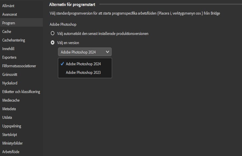 Dialogrutan Programinställningar i Adobe Bridge öppnas på skärmen. Användare kan nu välja önskad Photoshop-version för menyarbetsflödena Montera och Verktyg från Programstartalternativ.