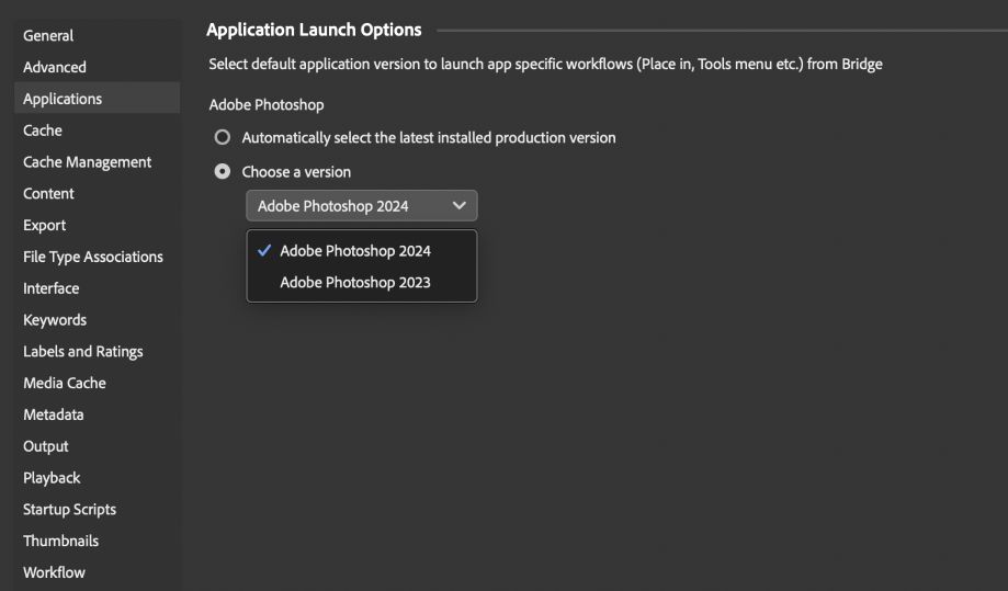 תיבת הדו-שיח Applications Preferences של Adobe Bridge פתוחה על המסך. כעת המשתמש יכול לבחור מתוך אפשרויות הפעלת היישום, את גרסת Photoshop הרצויה לזרימות העבודה של התפריטים Place ו-Tools.