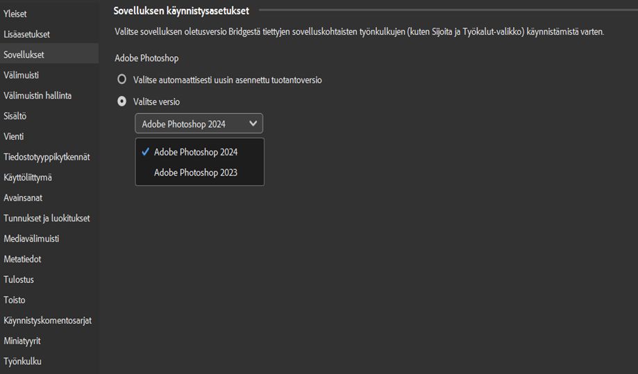 Adobe Bridgen Sovellusasetukset-valintaikkuna avautuu näyttöön. Käyttäjä voi nyt valita Sovelluksen käynnistysasetuksista haluamansa Photoshop-version Sijoita- ja Työkalut-valikkojen työnkulkuja varten.