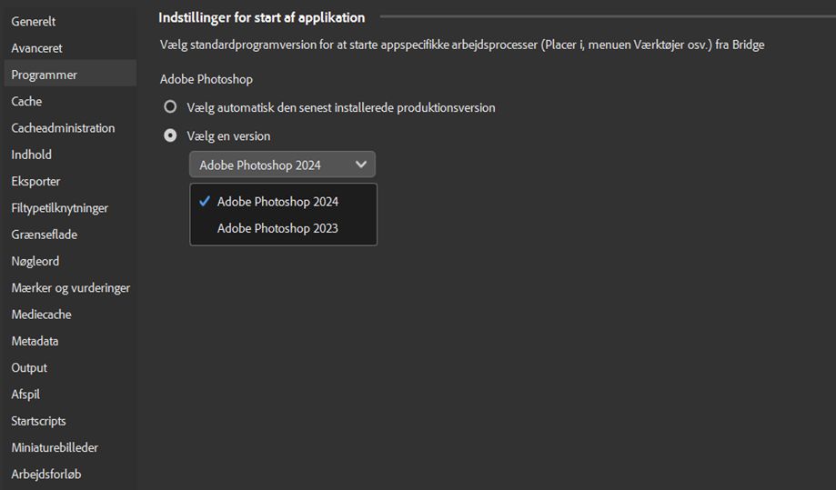 Dialogboksen Programpræferencer i Adobe Bridge åbnes på skærmen. Brugeren kan nu i menuen Programstartindstillinger vælge den ønskede Photoshop-version til arbejdsforløben Placer og Værktøjer.