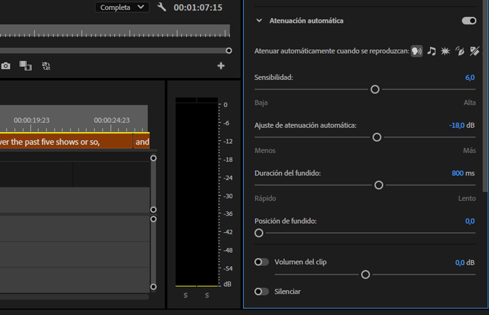 El panel Sonido esencial está abierto y la opción de remezcla está seleccionada.