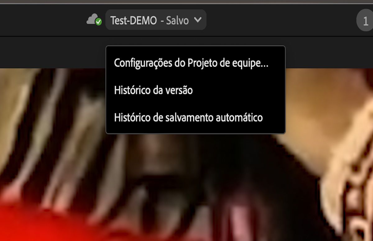 A interface mostra as configurações do Team Projects, o histórico de versões e o histórico de salvamento automático que podem ser abertos na barra de cabeçalho do Premiere Pro.