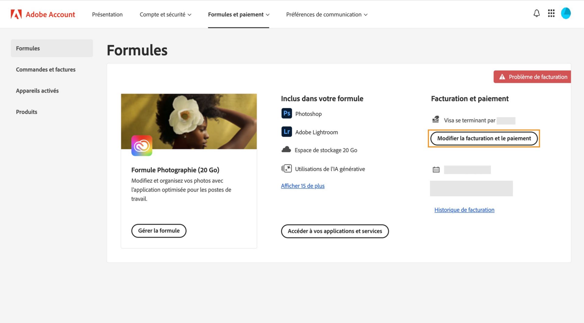 La page Formules de votre compte Adobe indique que vous avez un problème de facturation avec votre mode de paiement, avec des options pour modifier la facturation et le paiement, afficher l’historique de facturation, accéder aux applications et services et gérer la formule. 