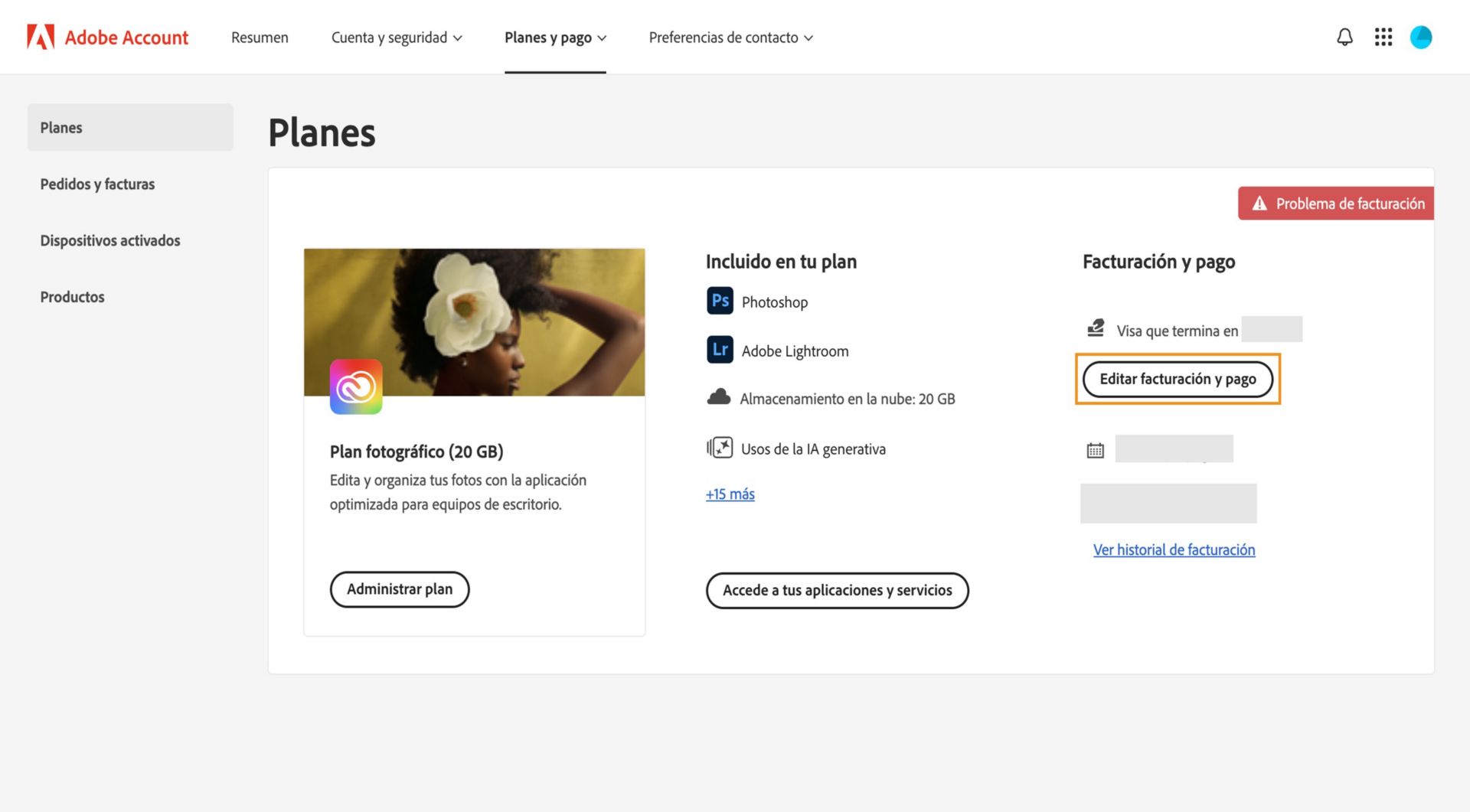 La página Planes de su cuenta de Adobe muestra que tiene un problema de facturación con su método de pago, con opciones para editar la facturación y el pago, ver el historial de facturación, acceder a aplicaciones y servicios, y administrar el plan. 