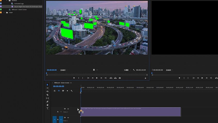 Adobe Premiere Proデスクトップのスクリーンショット、編集者がビデオクリップ「day to night timelapse city landscape（昼から夜にかけてのタイムラプス都市景観）」をタイムラインのトラックV2にドラッグ&ドロップ、プレーヤーパネルではAdobe Stockのグリーンスクリーンの看板が付いたバンコクの街並みのクリップが表示されている