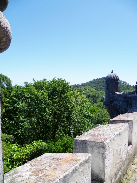 Изображение с двумя округлыми объектами в левом верхнем углу