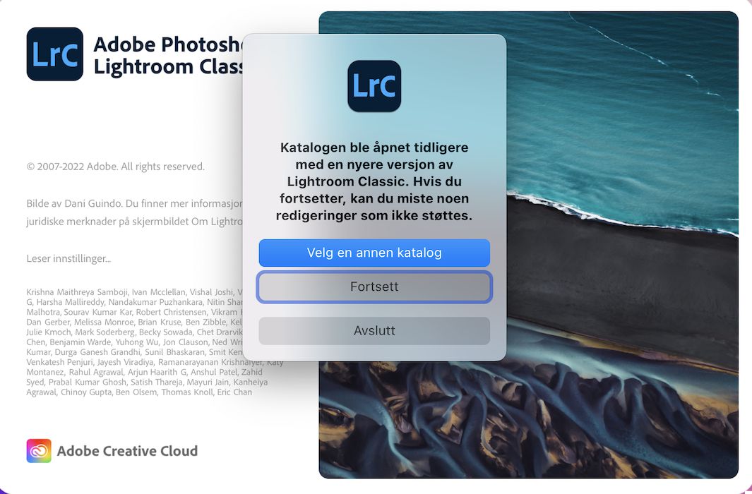 Skjermbilde av advarselsdialogboks ved forsøk på å importere nyere versjonskatalog til en eldre versjon av Lightroom, noe som kan føre til tap av data.