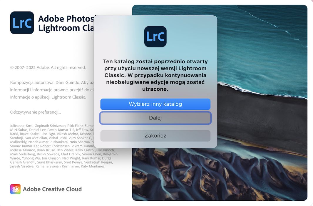 Zrzut ekranu wyskakującego okna dialogowego z ostrzeżeniem podczas próby zaimportowania katalogu z nowszej wersji do starszej wersji programu Lightroom, co może spowodować utratę danych.