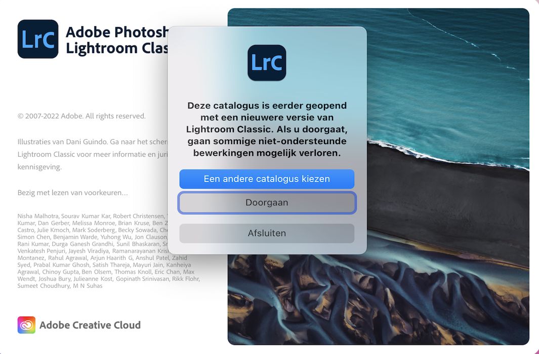 Screenshot van pop-up met waarschuwing wanneer wordt geprobeerd om een nieuwere versiecatalogus te importeren naar een oudere versie van Lightroom, wat kan leiden tot gegevensverlies.