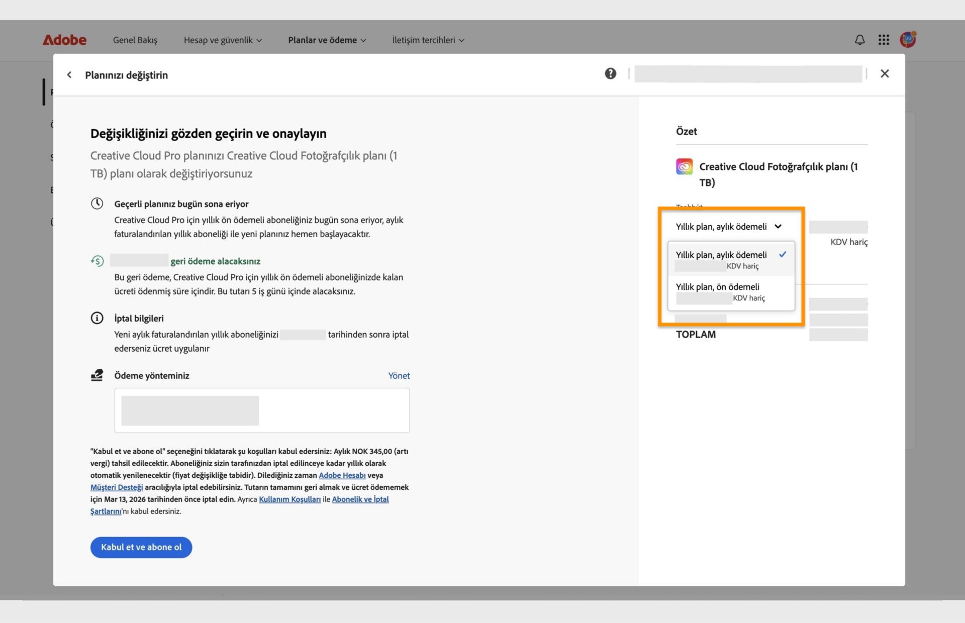 Planınızı değiştirin penceresinin Değişikliğinizi inceleyin ve onaylayın adımı; taahhüdü değiştirme, kabul etme ve abone olma seçenekleriyle birlikte yeni planın tüm ayrıntılarını gösterir. 