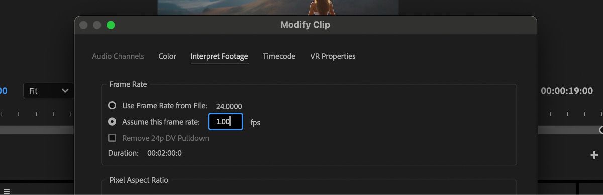 La pestaña Interpret Footage en el cuadro de diálogo Modify Clip está abierta.La opción Assume this frame rate donde puede cambiar la velocidad de fotogramas de un clip tiene un Valor de 1.0.